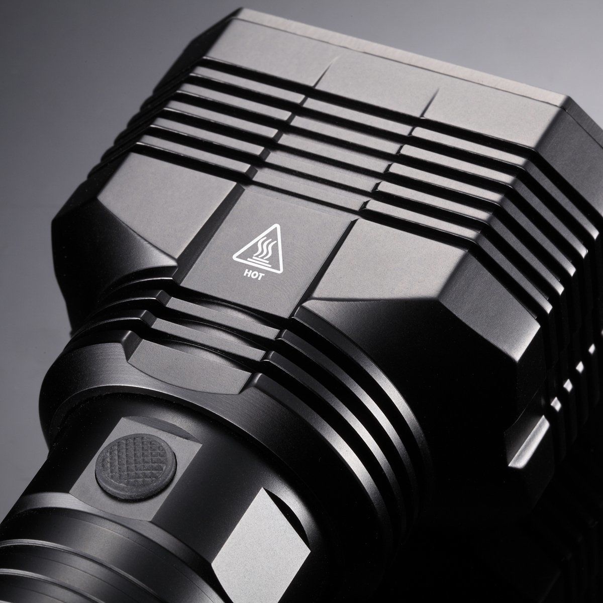NITECORE EAX 2000 LUMEN EL FENERI (8XAA)